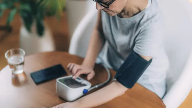 Mujer tomándose la presión