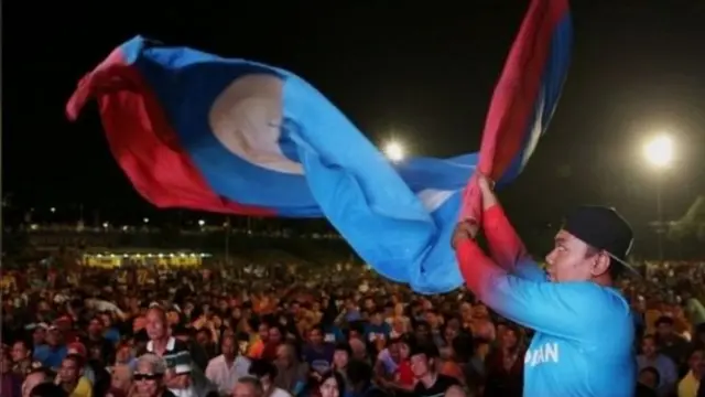 ජය සමරන ආධාරකරුවන්