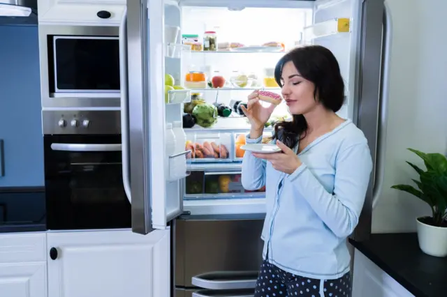 فتاة تريد تناول قطع من الحلوى