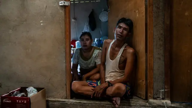 มิ อู กับ วิน แทน สามีภรรยาจากเมืองอิรวดี นั่งรอความหวังในห้องเช่าว่าเมื่อไหร่จะมีงานเข้ามาให้พอมีรายได้บ้าง