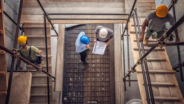 Ilustrasi pegawai konstruksi sedang bekerja.