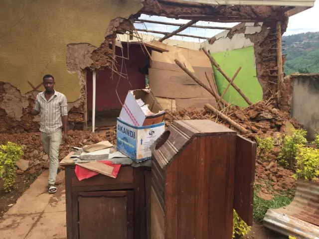 Abasenyewe inzu bari batuyemo bafite ibyangombwa by'ubutegetsi bavuga ko ari akarengane bakorewe