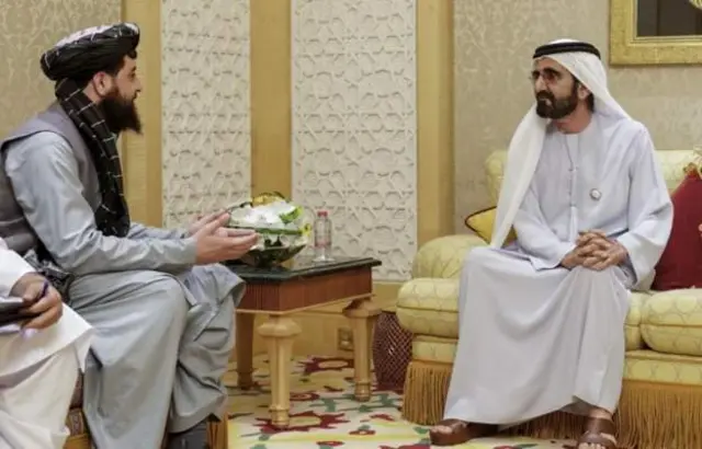 د طالبانو دفاع وزارت سرپرست د دبۍ له حاکم شیخ محمد بن راشد آل مکتوم سره هم لیدلي دي.