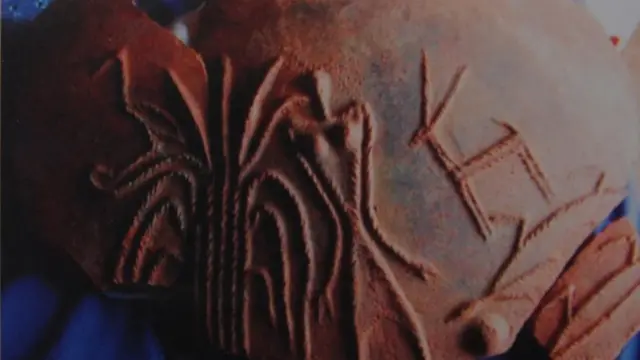 ஆதிச்சநல்லூரில் கிடைத்த முதுமக்கள் தாழியில் இருக்கும் குறியீடுகள்