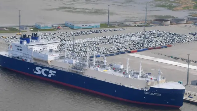 تانکر گازکش کریستف دومارژری که در بندر سن پترزبورگ پهلو گرفته است