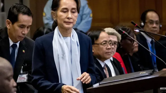 မြန်မာကို စွဲဆိုချက်နဲ့ပတ်သက်လို့ အတိုင်ပင်ခံပုဂ္ဂိုလ်ဒေါ်အောင်ဆန်းစုကြည်က နယ်သာလန်က အိုင်စီဂျေတရားရုံးမှာ ကိုယ်တိုင် သွားရောက်ချေပထားပါတယ်။