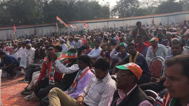 रैली में आए लोग