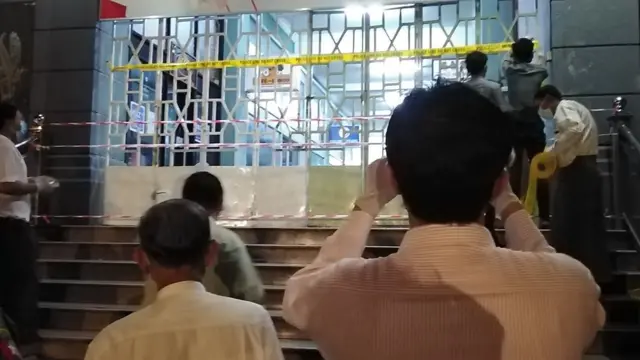 အဆိုတော်မျိုးကြီးတို့ နေထိုင်ရာ နေအိမ်ရှိရာ တိုက်ကို ပိတ်ဆို့