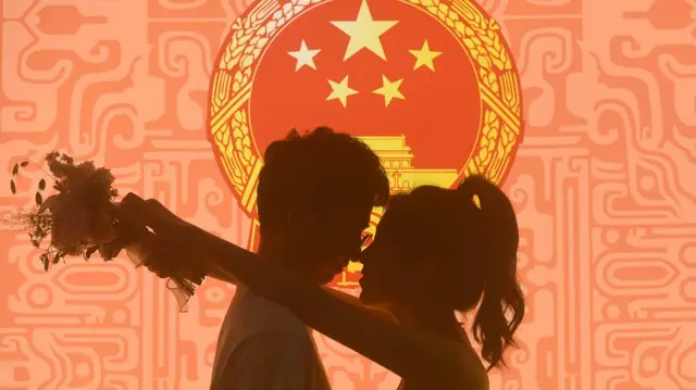 面對人口危機,中國政府發佈了多項措施鼓勵結婚和生育。