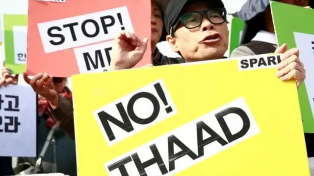 தென் கொரியாவில் உள்ள சிலர் இந்த ஏவுகணை அமைப்பின் நிறுவலுக்கு எதிர்ப்பு தெரிவித்துள்ளனர்