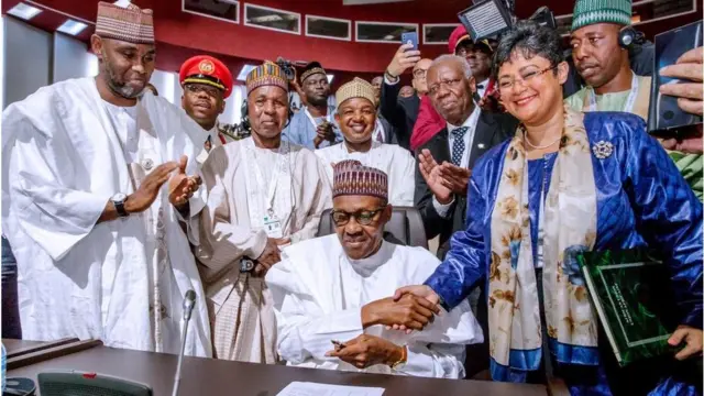President Muhammadu Buhari wen im singe di AfCFTA on Sunday July 7, 2019