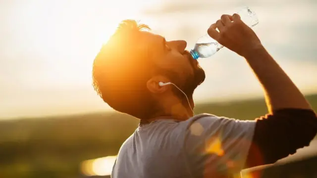 Чоловік п'є воду