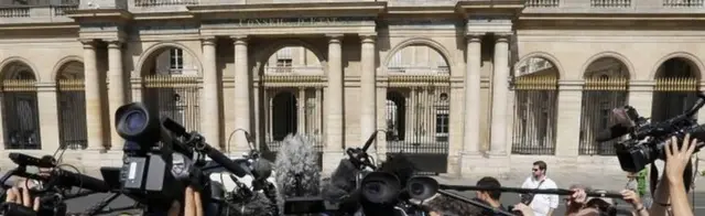 Репортеры у здания высшего административного суда Франции