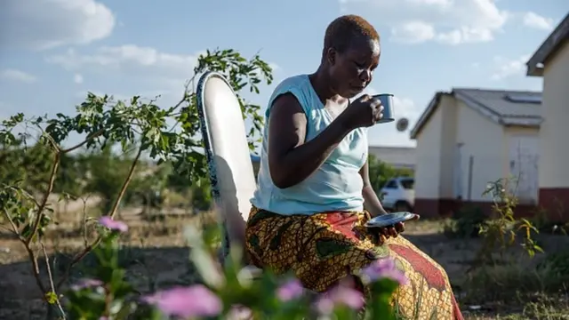 Nwanyị di ya nwụrụ na-anụ mmiri