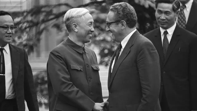 Ông Lê Đức Thọ (trái)