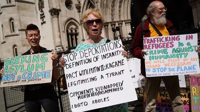 معترضان به تصمیم دولت بریتانیا در مقابل دادگاه تجمع کردند