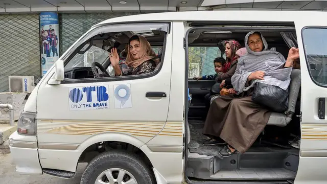 Razia Dalili dirigindo um micro-ônibus para o serviço 'Pink Shuttle' que ajudou as mulheres a se locomover com segurançagrupo mines realsbetCabulgrupo mines realsbet2019. (31grupo mines realsbetoutubrogrupo mines realsbet2019)