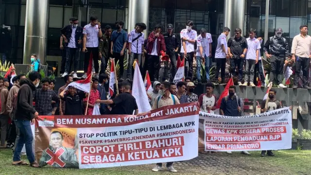 Aksi unjuk rasa BEM Nusantara DKI Jakarta di depan Gedung KPK, Senin (10/04).