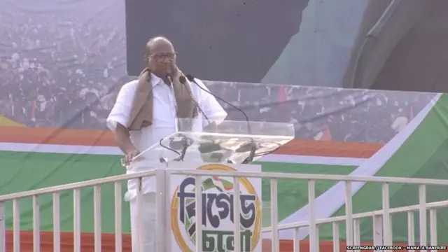 कोलकात्याच्या सभेत बोलताना शरद पवार