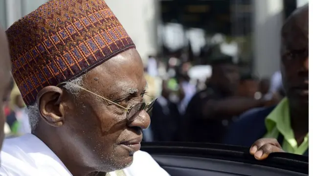 Gẹgẹ bi ikede ti ọmọọmọ rẹ kan fi sita, Shagari ku lẹyin aisan ra npẹ sileewosan gbogboogbo to wa nilu Abuja.