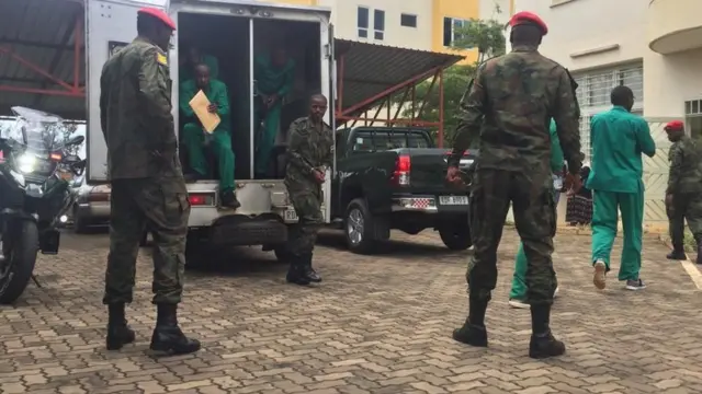 Joel Mutabazi (wambaye amapingu n'imyenda ya gisirikare) n'abareganwa nawe mu gitondo uyu munsi kuwa gatanu baje gusomerwa