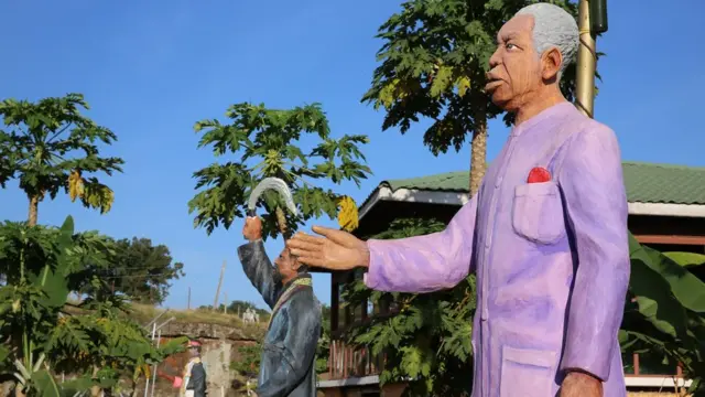 Sanamu ya Mwalimu Nyerere katika mgahawa mmoja wa ufuoni Entebbe, Uganda