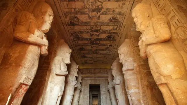 تغطي النقوش الهيروغليفية جدران المعبد الكبير الذي شيده رمسيس الثاني