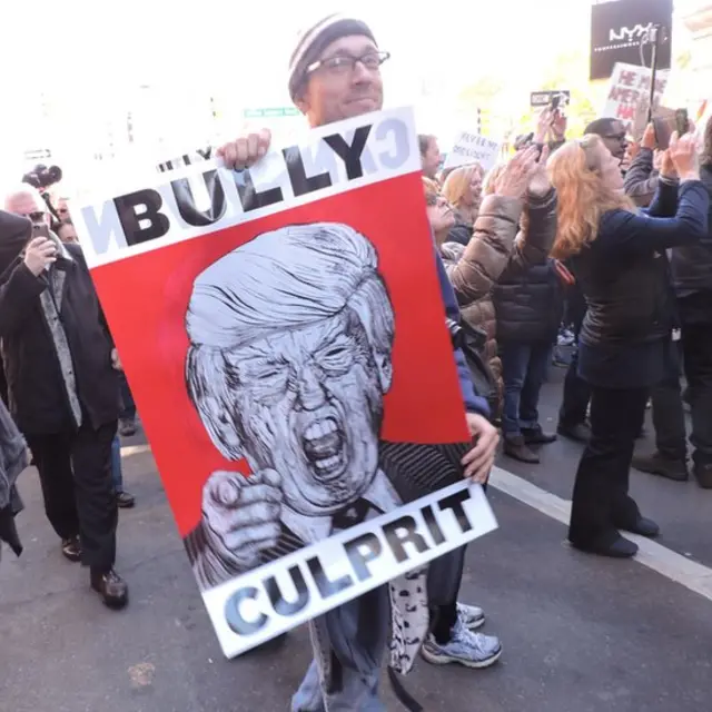 Мужчина с плакатом