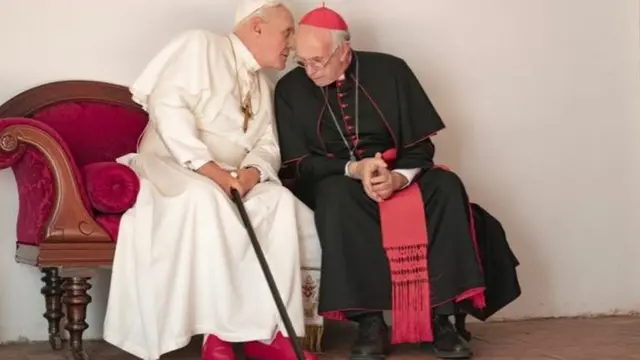 Джонатан Прайс и Энтони Хопкинс играют в фильме "Два папы" двух противостоящих друг другу в идеологическом споре высших иерарахов католической церкви