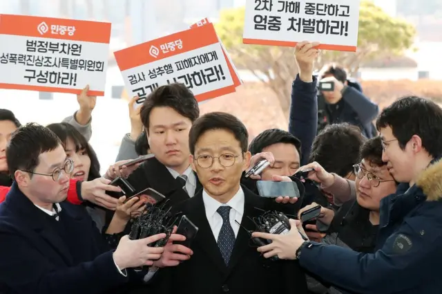 서지현 검사를 성추행하고 인사 불이익을 줬다는 의혹을 받는 안태근 전 검사장이 26일 검찰에 피의자 신분으로 출석했다