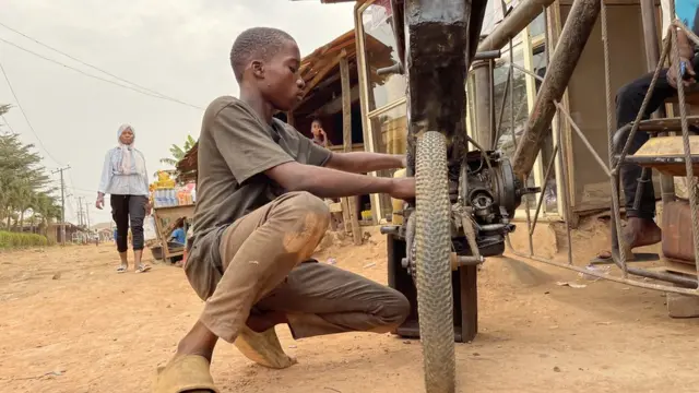 Di 16 year old Nigerian student wey convert bicycle to motorbike wit generator engine
