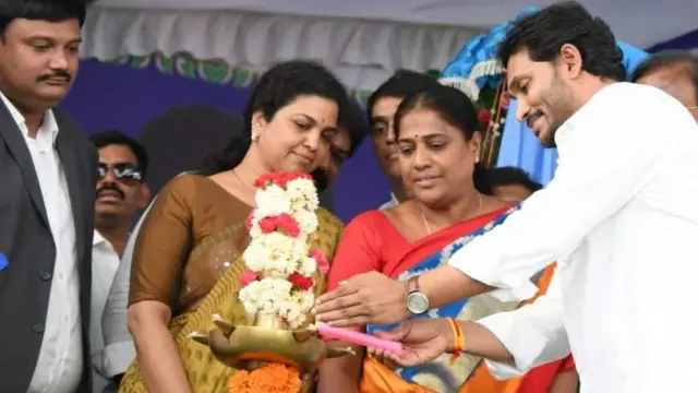 కర్నూలు విమానాశ్రయాన్ని ప్రారంభించిన సీఎం జగన్