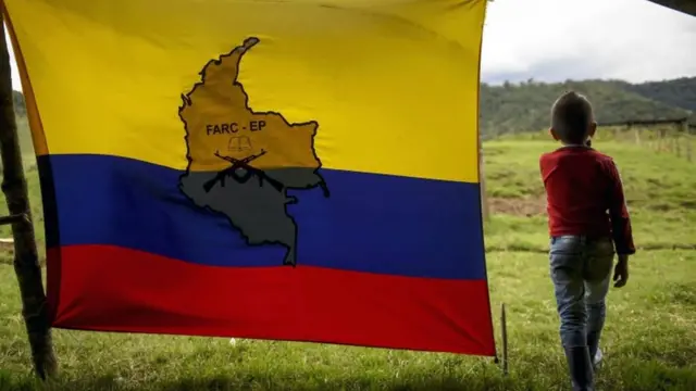 Umwana w'umuhungu afise ibendera rya FARC muri Colombia