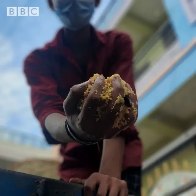 ప్రసాదం తీసుకుంటోన్న మహిళలు.