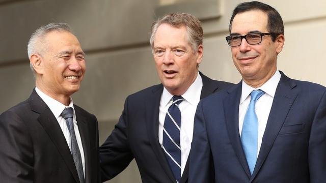 （从左至右）中国国务院副总理刘鹤、美国贸易代表莱特希泽与美国财政部长努钦和在白宫预备开展谈判（10/10/2019）