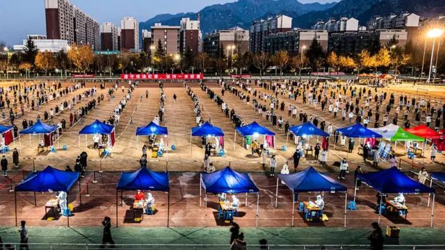 শিয়ানের একটি কেন্দ্রে গণহারে শহরের মানুষকে কোভিড টেস্ট করা হচ্ছে- ২৯শে ডিসেম্বর ২০২১