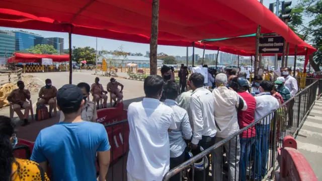 মহারাষ্ট্রে একটি টিকাকরণ কেন্দ্রের সামনে লম্বা লাইন