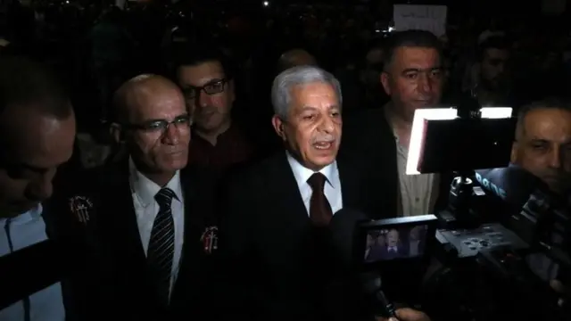 هانی ملقی، نخست‌وزیر مستعفی اردن (وسط)