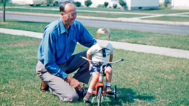 Мужчина с ребенком без лица