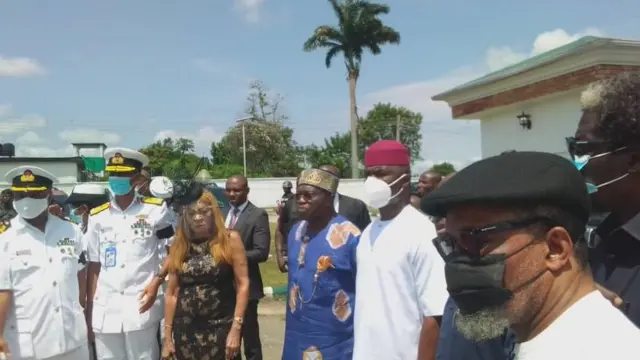 Gọvanọ Okezie Ikpeazu, nwunye Ndubuisi Kanu ndị isi ọchịchị Ikpeazu na ndị isi agha mmiri