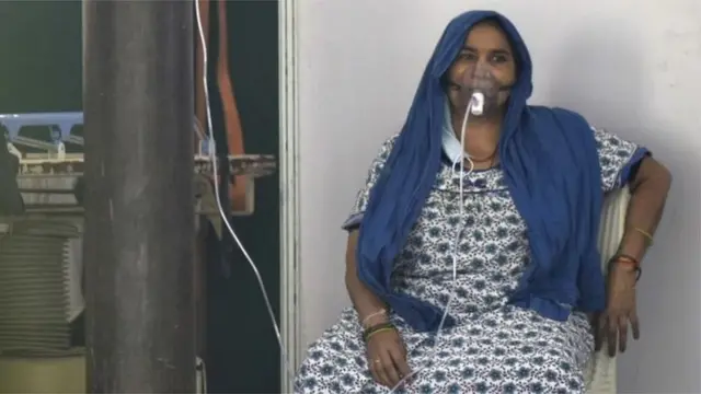 ఆక్సిజన్ తీసుకుంటున్న కరోనా రోగి