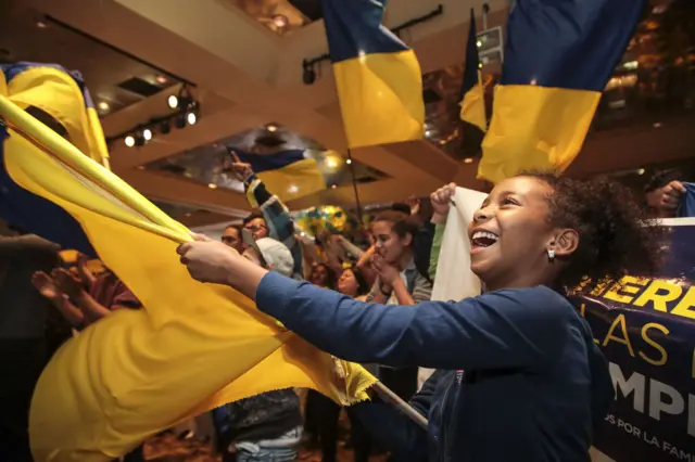 Los seguidores del candidato del partido Restauración Nacional, el cantante y pastor evangélico Fabricio Alvarado, celebran el resultado de la primera vuelta de las elecciones presidenciales de Costa Rica el 4 de febrero de 2018. (Foto: Jorge Rendón/AFP/Getty Images)