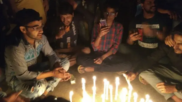 राहुल गांधी का कैंडल मार्च