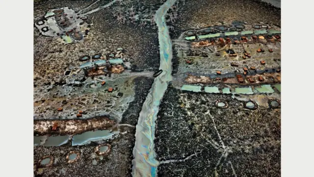 Отчуждение нефти #1, дельта Нигера, Нигерия, 2016 г. Фото Эдварда Буртинского (Flowers Gallery, London/Metivier Gallery, Toronto)