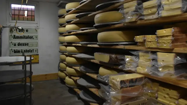 Како сир стари, поприма интензиван, готово зачињен укус, заједно са аромом биља или сена