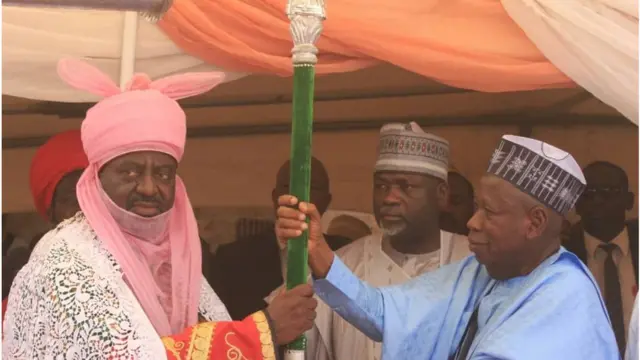 Emir Ado Bayero dey collect staff of office from Govnor Abdullahi