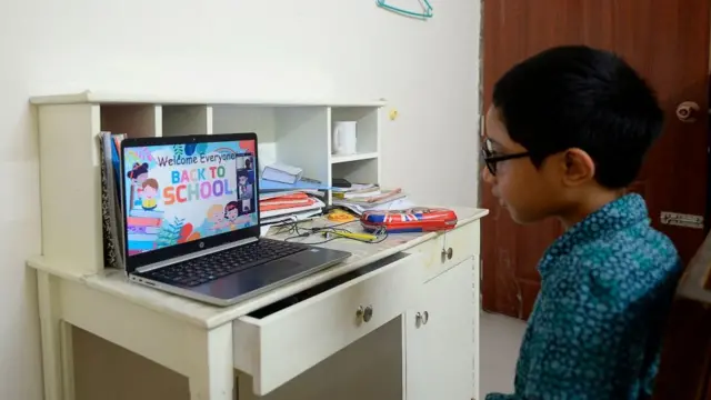 অনেক স্কুলের শিক্ষকই জানিয়েছেন যে অনলাইনে ক্লাস নেয়ার কার্যক্রম পরিচালনা করলেও তাদের পূর্ণ বেতন দেয়া হচ্ছে না