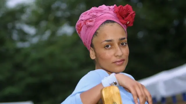 تجمع زادي سميث في "الاتحاد الكبير" بين أساليب القص المعاصرة والأسلوب السريالي