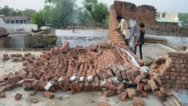 उत्तर भारतात वादळामुळे झालेले नुकसान