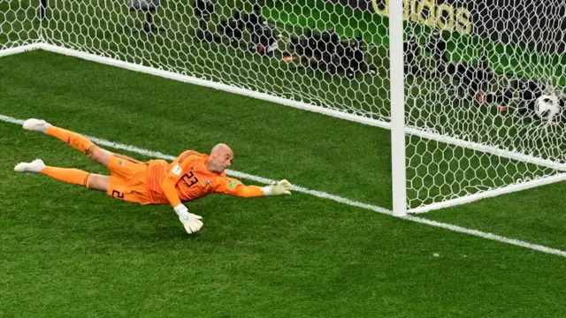 Caballero se lanza en la portería